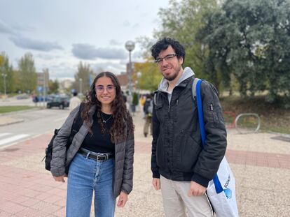 Malena Ramaio y Víctor García, a la entrada del campus de Somosaguas de la Universidad Complutense de Madrid, este sábado.