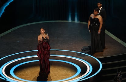 Zoe Saldana da un discurso tras ganar el Oscar a mejor actriz de reparto por 'Emilia Pérez'.