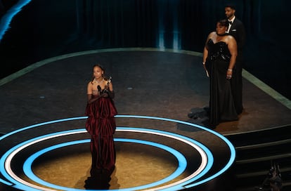 Zoe Saldana da un discurso tras ganar el Oscar a mejor actriz de reparto por 'Emilia Prez'.