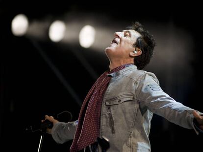 Manolo Garc&iacute;a durante su concierto de anoche en el F&oacute;rum de Barcelona.