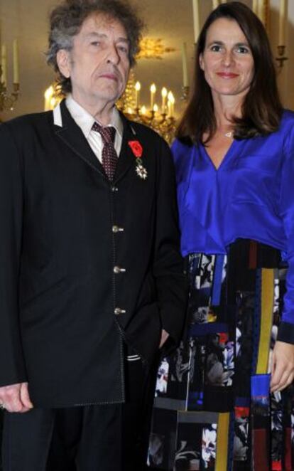Bob Dylan, con la ministra de Cultura Aurélie Filippetti tras recibir la condecoración.
