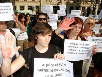 Manifestación de mujeres a las puertas de la Audiencia Provincial de Murcia, el pasado día 6.-