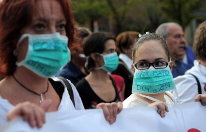 Health workers protest outside the Carlos III hospital on Wednesday.
