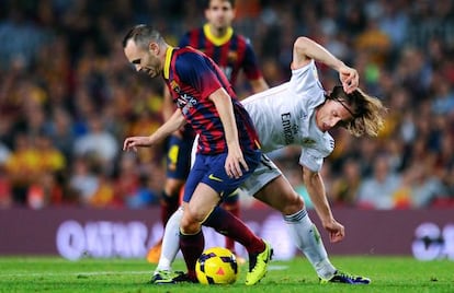 Iniesta, ante Modric, en el duelo del Camp Nou.