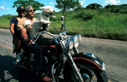 Moteros habaneros en una Harley.