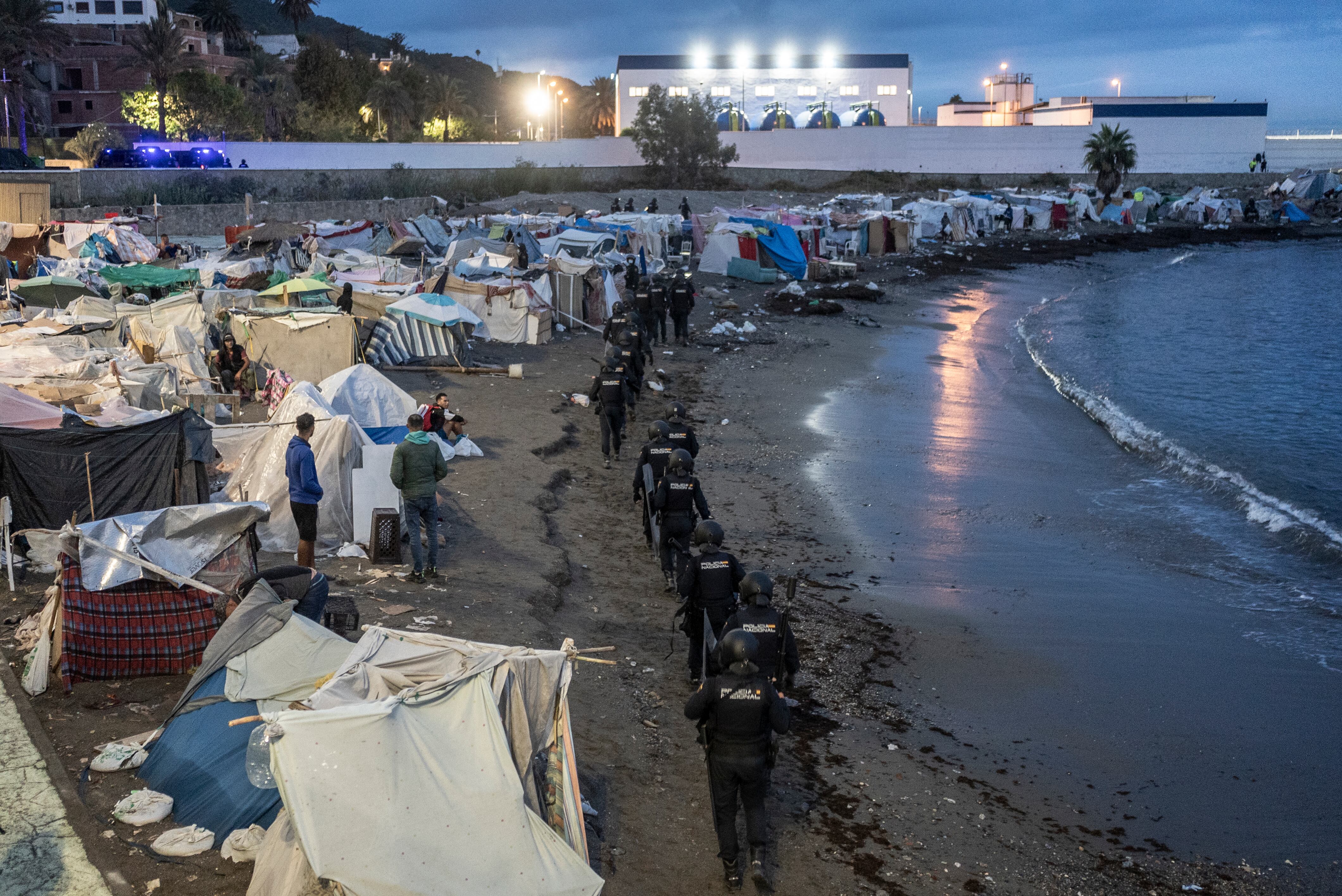 Policías antidisturbios se despliegan durante el operativo de desalojo en playa de Benítez.