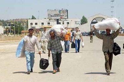 Trabajadores sirios, que huyen de los bombardeos, regresan a su país desde Líbano.