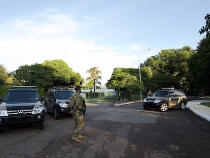 Casa de Eduardo Cunha, em Bras&iacute;lia, amanhece nesta ter&ccedil;a cerca por policiais federais.