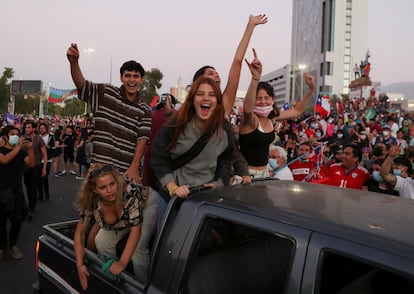 Simpatizantes de Gabriel Boric festejan la victoria en Santiago de Chile. 