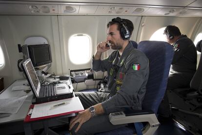 El cabo Daniele graba toda la información relevante del vuelo para enviarla a la sala operativa y al centro de coordinación de Frontex.