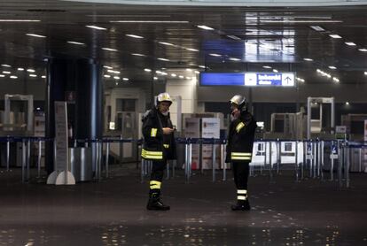 La principal aerolínea italiana, Alitalia, comunicó en una nota a sus pasajeros que no acudan a Fiumicino ya que todas las carreteras estaban cerradas durante la mañana de este jueves y los trenes suspendidos hasta las 14:00 horas y advirtió de la posibilidad de cancelaciones y retrasos en otros aeropuertos. En la imagen, unos bomberos trabajan en el interior del aeropuerto.