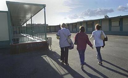 Los barracones prefabricados del colegio San Sebastián de Vinaròs, ayer, tras haber sido desalojados los alumnos por causa del viento.