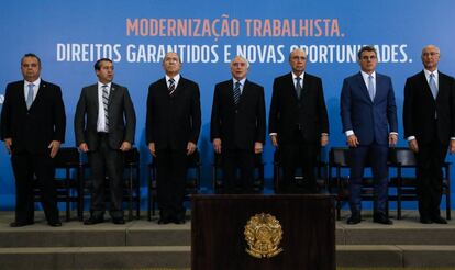 Temer em evento no Planalto junto a ministros e senadores quando a reforma trabalhista foi sancionada.