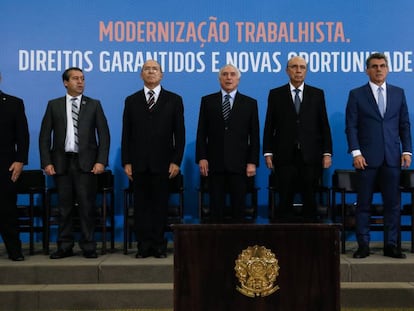 Temer em evento no Planalto junto a ministros e senadores quando a reforma trabalhista foi sancionada.