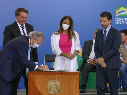 Paulo Guedes assina Decreto da Cédula de Produto Rural Verde durante cerimônia par marcar os 1000 dias do Governo Bolsonaro, em 1º de outubro.