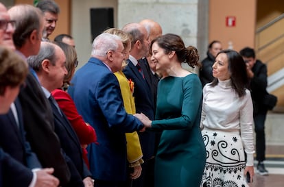 La presidenta de la Comunidad de Madrid, Isabel Díaz Ayuso, saluda a Joaquín Leguina, en el acto de homenaje a la Constitución española el 2 de diciembre de 2022 en la Real Casa de Correos.