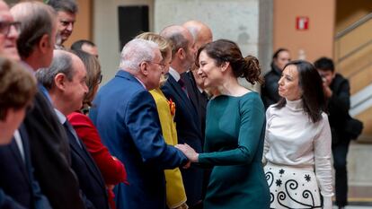 La presidenta de la Comunidad de Madrid, Isabel Díaz Ayuso, saluda a Joaquín Leguina, en el acto de homenaje a la Constitución española el 2 de diciembre de 2022 en la Real Casa de Correos.