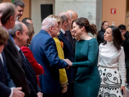 La presidenta de la Comunidad de Madrid, Isabel Díaz Ayuso, saluda a Joaquín Leguina, en el acto de homenaje a la Constitución española el 2 de diciembre de 2022 en la Real Casa de Correos.