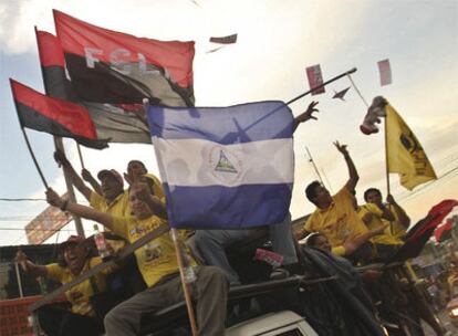 Simpatizantes del gobernante Frente Sandinista de Liberación Nacional recorren las calles de Managua.