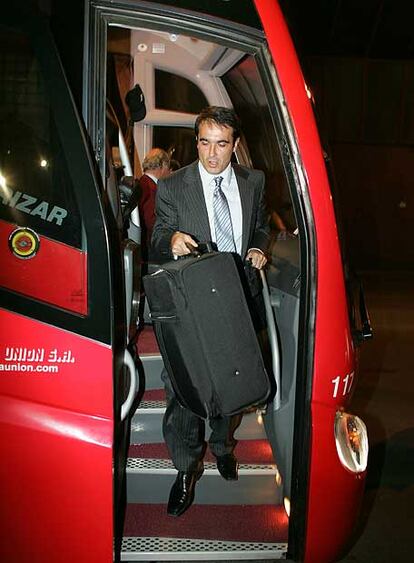 Félix Sarriugarte bajando del autobús del Athletic.