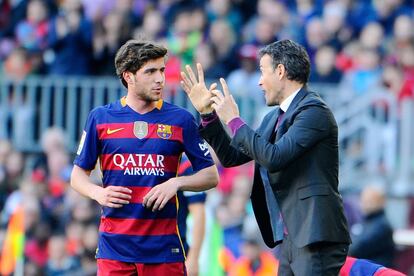  Luis enrique da instrucciones a Sergi Roberto durante el juego.