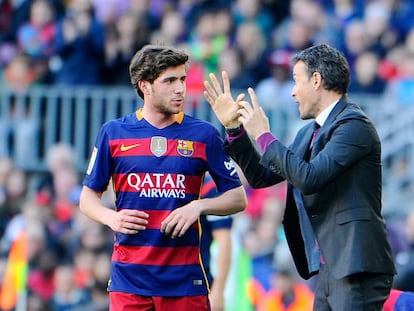  Luis enrique da instrucciones a Sergi Roberto durante el juego.