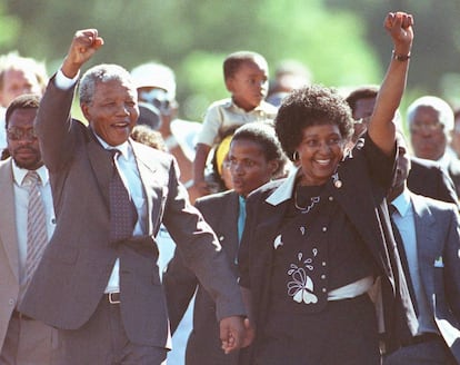 Nelson Mandela e Winnie Mandela saúdam a multidão em frente à prisão Victor Verster em 11 de fevereiro de 1990.