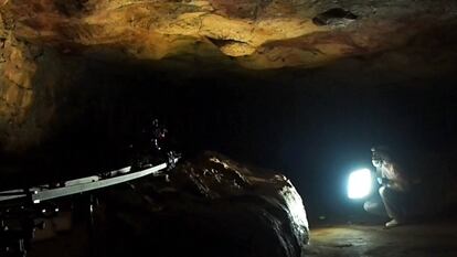 Para el rodaje dentro de la cueva se utilizó un travelling ultra ligero de cinco metros de longitud.