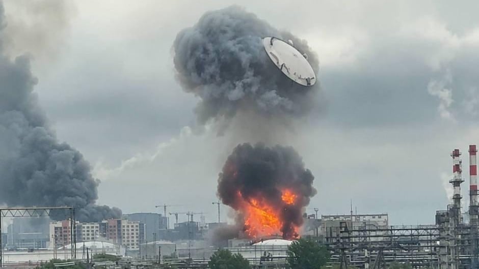 Así ha salido volando por los aires la tapa del depósito de combustible de una refinería de Moscú