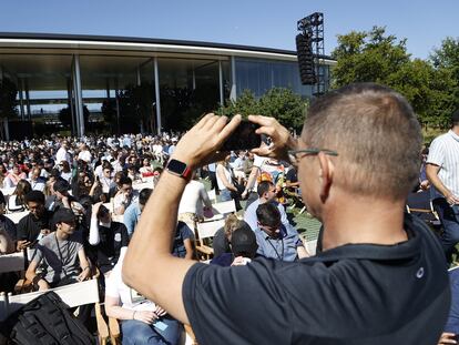 Asistentes a la conferencia de desarrolladores de Apple en Cupertino este lunes.