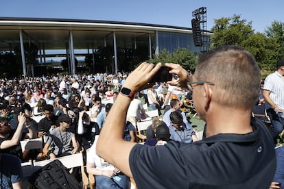 Asistentes a la conferencia de desarrolladores de Apple en Cupertino este lunes.