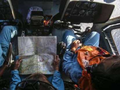 Militares vietnamitas rastreiam nesta segunda-feira desde um helicóptero uma zona próxima à ilha Tho Chu.