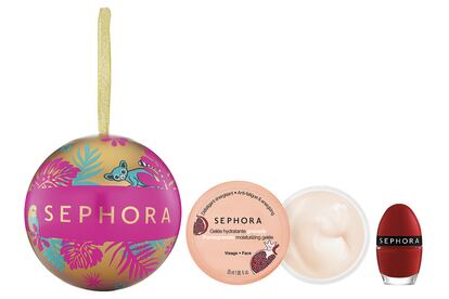 Esta bola sorpresa de Sephora incluye una crema hidratante de granada y una laca de uñas de la marca.