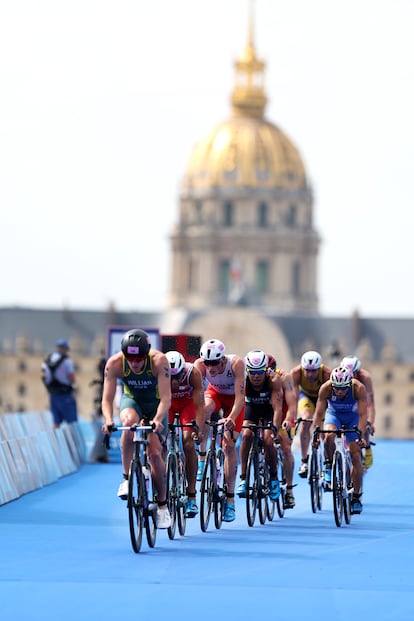 Los triatleta, durante la prueba de ciclismo por el centro de París.