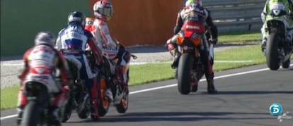 Momento en el que Lorenzo da por detrás a Márquez.