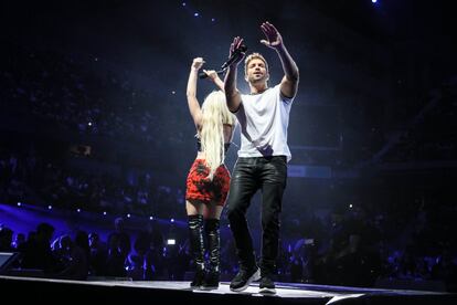 Ava Max y Pablo Alborán interpretando la canción Tabú.