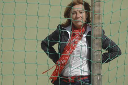 Mar Barcón, en un campo de fútbol en el barrio coruñés de Labañou.