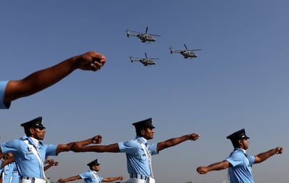 Soldados de la Fuerza Aérea de la India (IAF) marchan mientras helicópteros ligeros avanzados vuelan durante las celebraciones del Día de la Fuerza Aérea de la India en la Estación de la Fuerza Aérea de Hindon en las afueras de Nueva Delhi.