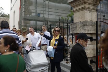 Ambiente electoral en Gibraltar durante la celebración de las decimoquintas elecciones generales, este jueves.
