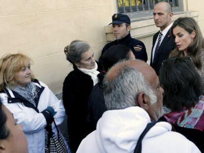 Antes de presidir los premios Jaime I, la princesa Letizia visitó la Casa de la Caridad de Valencia, donde comprobó “la ilusión” de “un grupo de personas que dedica su esfuerzo a quienes más lo necesitan”. Al finalizar la visita rompió el protocolo para escuchar a varios ciudadanos y usuarios de esta institución. Especialmente atendió a una vecina de Picassent que le habló de los desahucios, de las circunstancias personales que generan, y del paro.