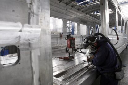 Un operario trabaja en la planta de CAF en Zaragoza.