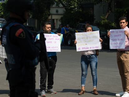 Protestas fuera del tribunal en el que se ha conocido la pena de cárcel para la dueña del colegio Rébsamen, Mónica García Villegas, este miércoles en Ciudad de México.