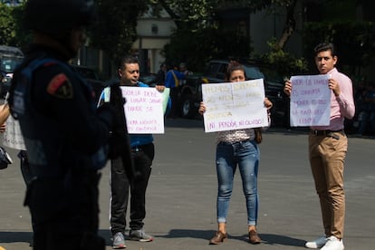 Protestas fuera del tribunal en el que se ha conocido la pena de cárcel para la dueña del colegio Rébsamen, Mónica García Villegas, este miércoles en Ciudad de México.