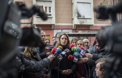 Quiroga atiende a los periodistas en Barakaldo. Al fondo, la sede atacada.