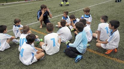 Alevines del Antiguoko escuchan a su entrenador, el pasado jueves en San Sebastián