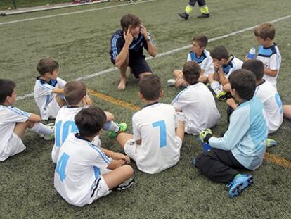 Alevines del Antiguoko escuchan a su entrenador, el pasado jueves en San Sebastián