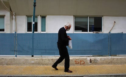 Un hombre abandona el hospital Evangelismos de Atenas (Grecia).
