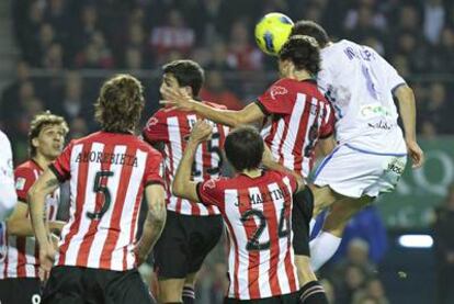 Íñigo López remata de cabeza ante cinco jugadores del Athletic y marca el gol del Granada.