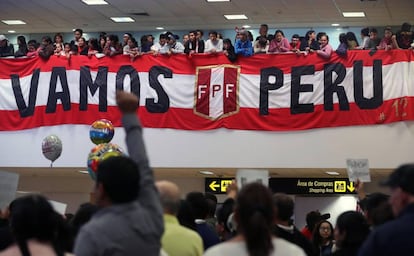 Los aficionados peruanos esperando a su selección en el aeropuerto en Lima.