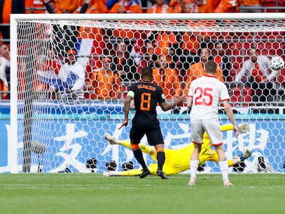 Wijnaldum marca ante Macedonia del Norte en el Estadio Johan Cruyff.